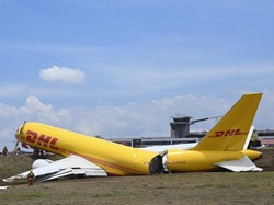 Pesawat Boeing 757 Tergelincir Saat Mendarat dan Patah Jadi Dua