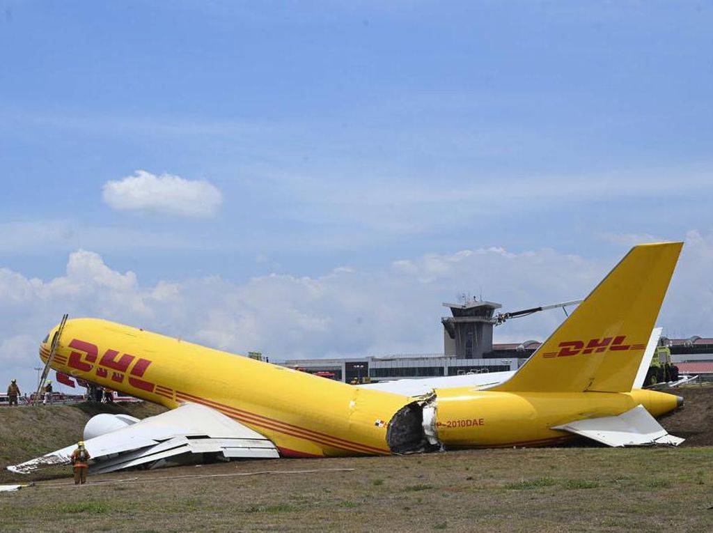 Pesawat Boeing 757 Tergelincir Saat Mendarat dan Patah Jadi Dua