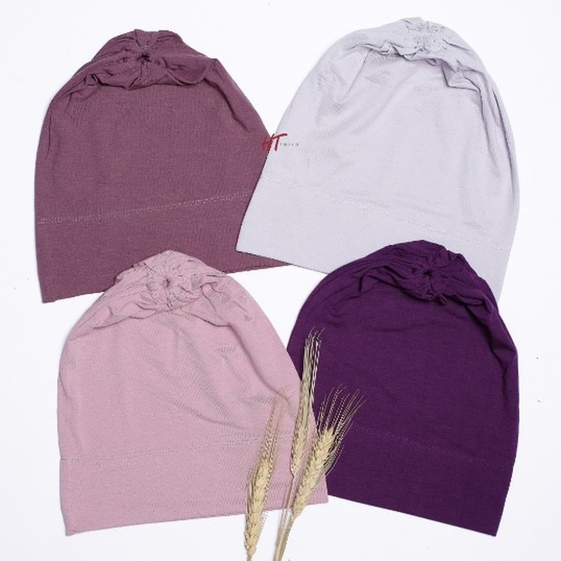 Pilihan inner hijab/foto : instagram.com/ourtwiko Pilihlah inner hijab dengan bahan yang mudah menyerap keringat