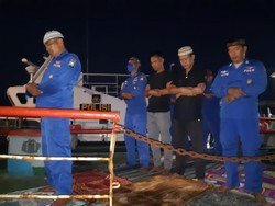 Akrabnya Polisi dan Nelayan Surabaya Sahur Hingga Buka Bersama di Atas Kapal