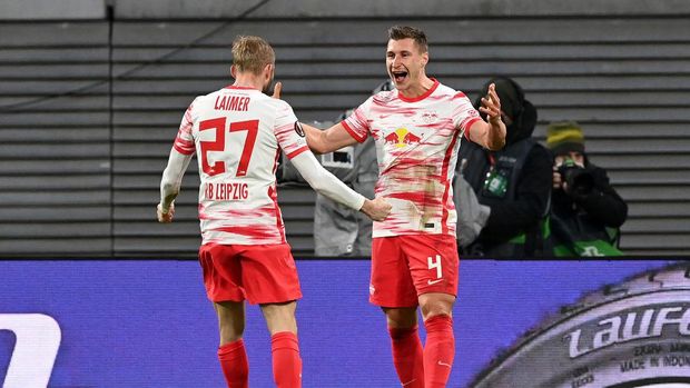 LEIPZIG, GERMANY - APRIL 07: Willi Orban of RB Leipzig celebrates with team mate Konrad Laimer after scoring their sides first goal during the UEFA Europa League Quarter Final Leg One match between RB Leipzig and Atalanta at Football Arena Leipzig on April 07, 2022 in Leipzig, Germany. (Photo by Stuart Franklin/Getty Images)