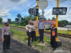Cegah Kecelakaan, Replika Polantas Jaga Perlintasan KA Pintu di Blitar