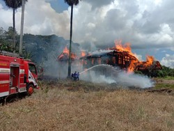 Rumah Adat Sao Mario di Soppeng Hangus Terbakar