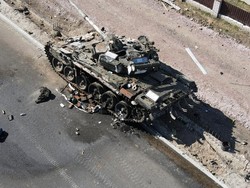 Tank Hancur Rusia Dipamerkan di Alun-alun Kiev, Jadi Tontonan Warga