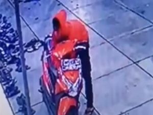 Viral Pria Berjaket Merah Maling Motor Warga di Masjid Bekasi