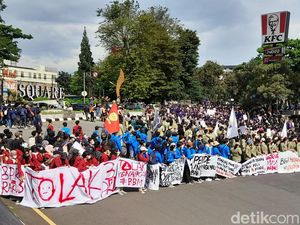 Mahasiswa Bogor Tolak Presiden 3 Periode-BBM Naik, Tutup Jalan Arah Istana