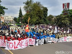 Mahasiswa Bogor Tolak Presiden 3 Periode-BBM Naik, Tutup Jalan Arah Istana