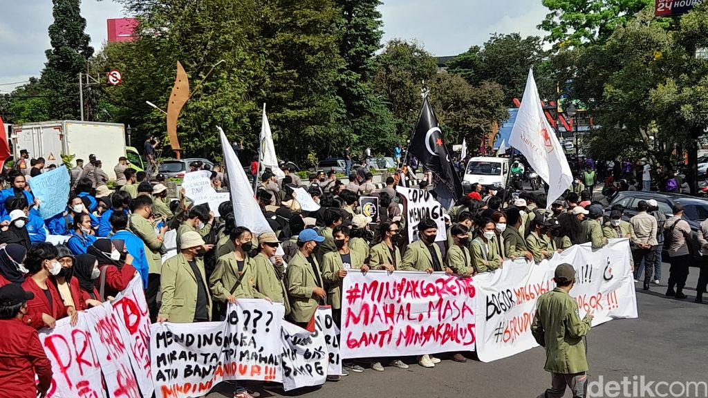 Sejumlah mahasiswa dari berbagai kampus di Bogor demo menolak masa jabatan presiden 3 periode, kelangkaan minyak goreng, serta kenaikan harga BBM. (M Sholihin/detikcom)