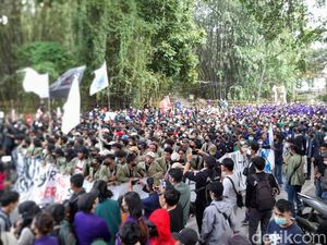 Demo Mahasiswa Tutup Jalan Arah Istana Bogor, Arus Lalin Dialihkan
