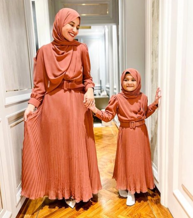Shireen dan Hawwa tampil kompak mengenakan setelan baju muslim berwarna merah bata