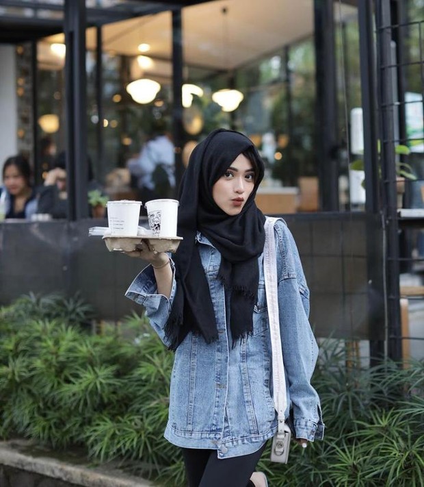 shirin dengan Denim Jacket/Foto: instagram.com/shireeenz shirin dengan Denim Jacket