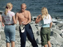 Siapa Anak-anak Putin yang Ikut Diganjar Sanksi AS?