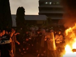Suasana Kericuhan Demo Mahasiswa Tolak Jokowi 3 Periode di Semarang