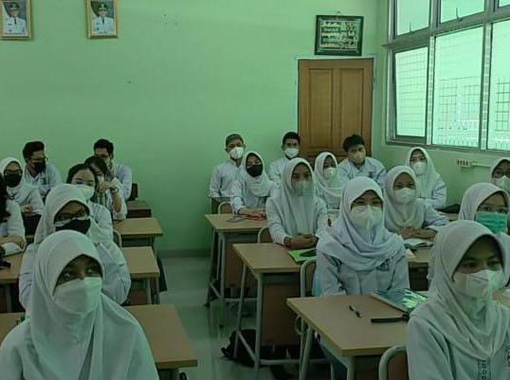 Antusiasme Siswa Ikuti PTM 100% di SMAN 68 Jakarta Antusiasme Siswa Ikuti PTM 100% di SMAN 68 Jakarta
