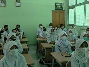 Antusiasme Siswa Ikuti PTM 100% di SMAN 68 Jakarta Antusiasme Siswa Ikuti PTM 100% di SMAN 68 Jakarta