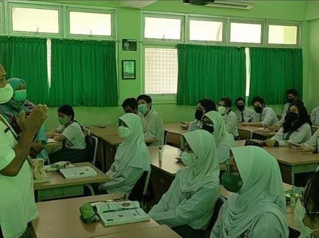 SMAN 68 Jakarta Gelar PTM 100%, Masuk ke Sekolah Wajib Scan PeduliLindungi
