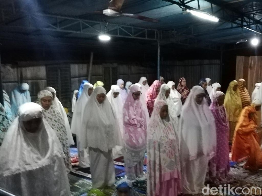Warga Sragen yang Masjidnya Dirobohkan Salat Tarawih Berjamaah di Rumah Warga