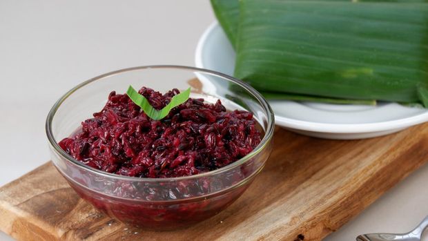 Tape Ketan Hitam. Fermented black glutinous rice, a typical accompaniment for Tape Uli.