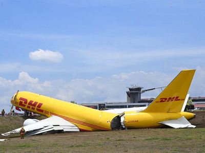 Tergelincir Saat Mendarat, Pesawat Boeing 757 Ini Patah Jadi Dua