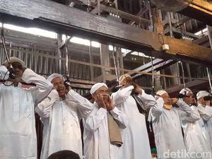 Tradisi Azan Pitu di Masjid Agung Sang Cipta Rasa Cirebon