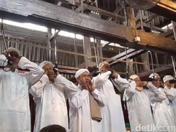 Tradisi Azan Pitu di Masjid Agung Sang Cipta Rasa Cirebon