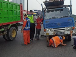 Truk Muat Besi Pecah Ban Sempat Bikin Tol Satelit-Waru Macet Parah