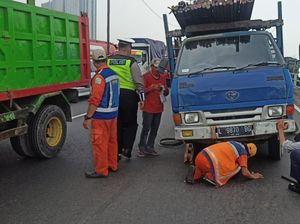 Truk Muat Besi Pecah Ban Sempat Bikin Tol Satelit-Waru Macet Parah Truk Muat Besi Pecah Ban Sempat Bikin Tol Satelit-Waru Macet Parah