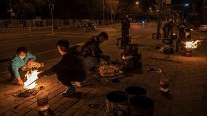 Warga China Ramai-ramai Bakar Uang Palsu di Pinggir Jalan, Ada Apa?