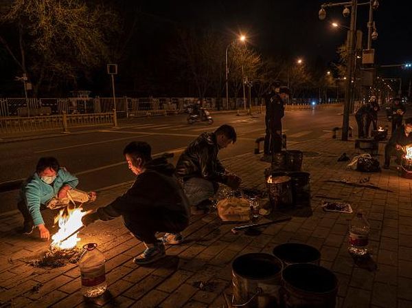 Warga China Ramai-ramai Bakar Uang Palsu di Pinggir Jalan, Ada Apa?