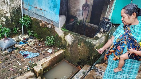 Sulit Air Bersih, Warga Gunakan Air Sungai Ciwalengke untuk MCK