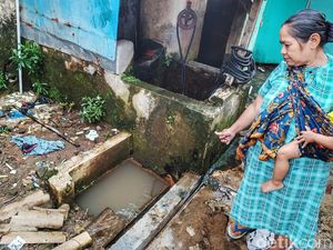Sulit Air Bersih, Warga Gunakan Air Sungai Ciwalengke untuk MCK