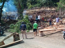 Warga di Enrekang Blokir Jalan Keluhkan Rusak-Penuh Debu Akibat Truk Proyek