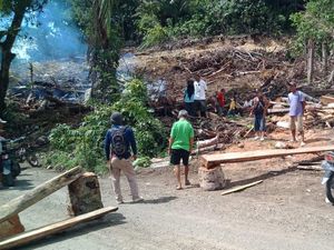 Warga di Enrekang Blokir Jalan Keluhkan Rusak-Penuh Debu Akibat Truk Proyek Warga di Enrekang Blokir Jalan Keluhkan Rusak-Penuh Debu Akibat Truk Proyek