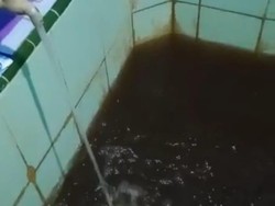 Warga Keluhkan Air PDAM di Kendari Berwarna Hitam Pekat dan Sering Mati