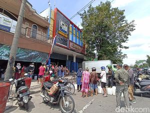 Warga Blitar Rela Kepanasan Demi Mengantre Minyak Goreng Curah Rp 15 Ribu