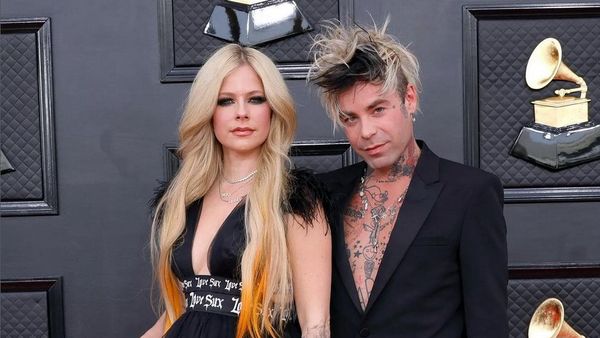8 Potret Kemesraan Avril Lavigne dan Calon Suami Ke-3