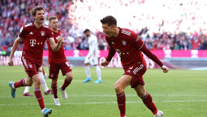 MUNICH, GERMANY - APRIL 09: Robert Lewandowski of FC Bayern Muenchen celebrates after scoring their sides first goal from a penalty during the Bundesliga match between FC Bayern Muenchen and FC Augsburg at Allianz Arena on April 09, 2022 in Munich, Germany. (Photo by Alexander Hassenstein/Getty Images)