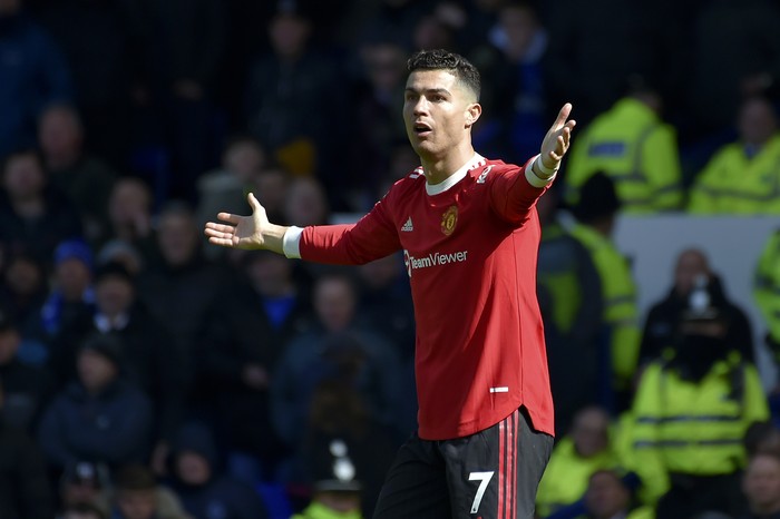Manchester Uniteds Cristiano Ronaldo gestures to the linesman during the Premier League soccer match between Everton and Manchester United at Goodison Park, in Liverpool, England, Saturday, April 9, 2022. (AP Photo/Rui Vieira)