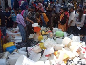 Emak-emak di Makassar Masih Antre Beli Minyak Goreng Curah