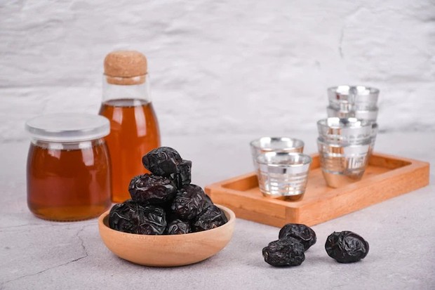 Ilustrasi jus kurma/ Foto: Freepik.com/iwankrwn