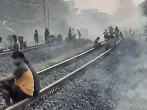 Bahaya! Ngabuburit di Rel Kereta Juga Bisa Kena Denda Rp 15 Juta