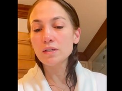 Begini Wajah Jennifer Lopez Habis Mandi, Glowing & Bebas Kerutan di Usia 52
