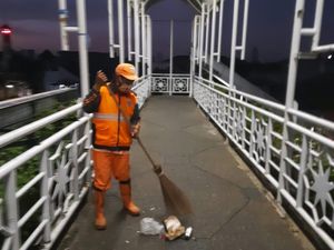 JPO Kampung Melayu Kecil yang Dulu Kotor Kini Sudah Dibersihkan