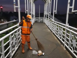 JPO Kampung Melayu Kecil yang Dulu Kotor Kini Sudah Dibersihkan