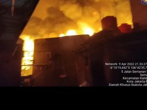 Gudang Tiner di Kalideres Jakbar Terbakar, 19 Mobil Damkar Dikerahkan Gudang Tiner di Kalideres Jakbar Terbakar, 19 Mobil Damkar Dikerahkan