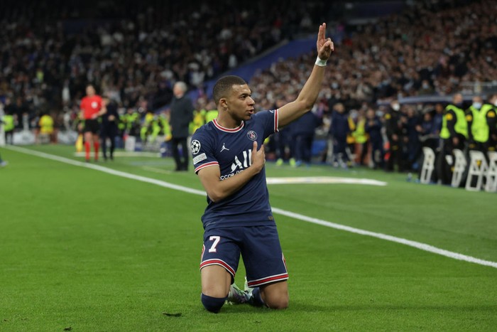MADRID, SPAIN - MARCH 09: Kylian Mbappe of Paris Saint-Germain celebrates scoring their opening goal during the UEFA Champions League Round Of Sixteen Leg Two match between Real Madrid and Paris Saint-Germain at Estadio Santiago Bernabeu on March 09, 2022 in Madrid, Spain. (Photo by Gonzalo Arroyo Moreno/Getty Images)