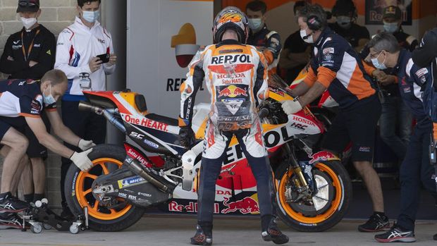 AUSTIN, TEXAS - APRIL 08: Pol Espargaro of Spain and Repsol Honda Team returns in box after crashed out during the MotoGP Of The Americas - Free Practice on April 08, 2022 in Austin, Texas.   Mirco Lazzari gp/Getty Images/AFP (Photo by Mirco Lazzari gp / GETTY IMAGES NORTH AMERICA / Getty Images via AFP)