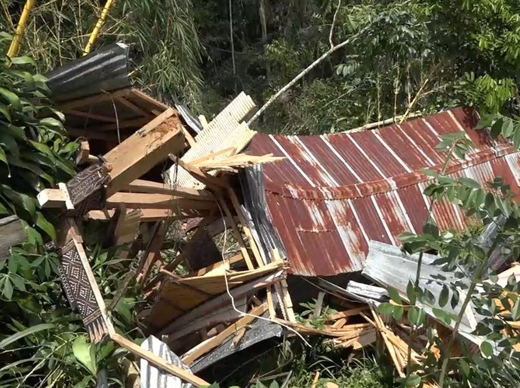 Lima Lumbung Padi di Torut Rusak Akibat Diterjang Angin Puting Beliung Lima Lumbung Padi di Torut Rusak Akibat Diterjang Angin Puting Beliung