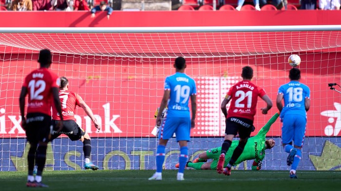 MALLORCA, SPAIN - APRIL 09: Vedat Muriqi of RCD Mallorca scores his teams first goal from the penalty spot during the La Liga Santander match between RCD Mallorca and Club Atletico de Madrid at Visit Mallorca Estadi on April 09, 2022 in Mallorca, Spain. (Photo by Alex Caparros/Getty Images)