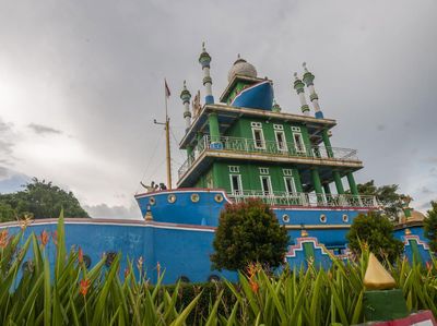 Ada Masjid Unik Berbentuk Kapal di Banten